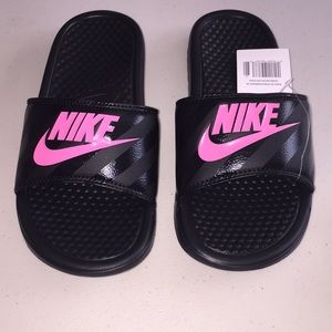 Woman’s slippers Nike.
